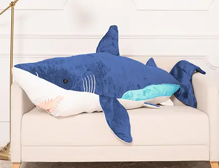 Grandi squali di peluche