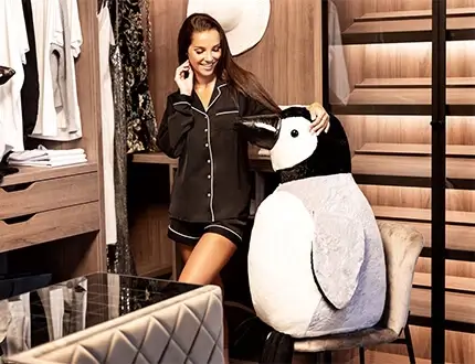 Grandi pinguini di peluche